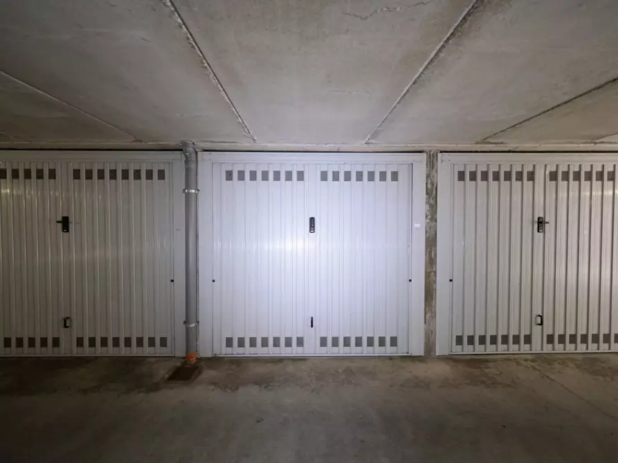 Immagine 1 di Garage in vendita  a Peschiera Borromeo