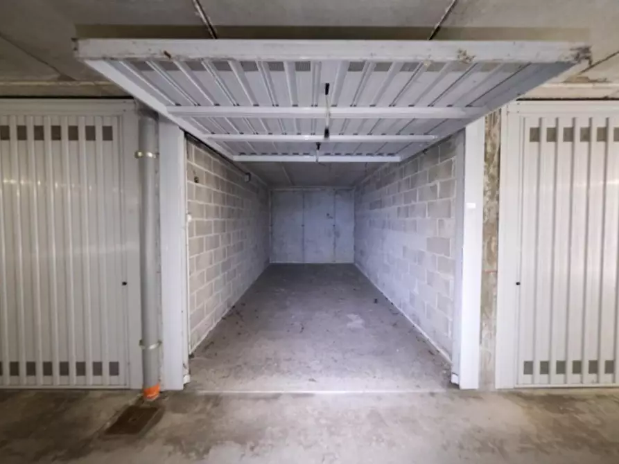 Immagine 2 di Garage in vendita  a Peschiera Borromeo