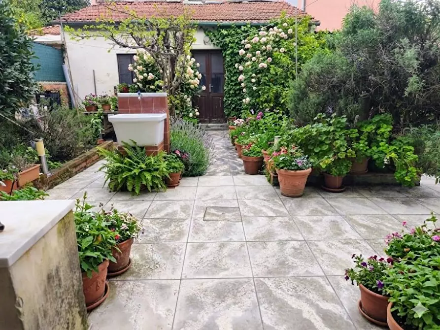 Immagine 25 di Villa in vendita  a Carrara