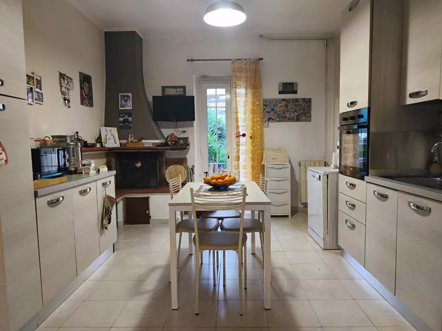 Immagine 3 di Villa in vendita  a Carrara