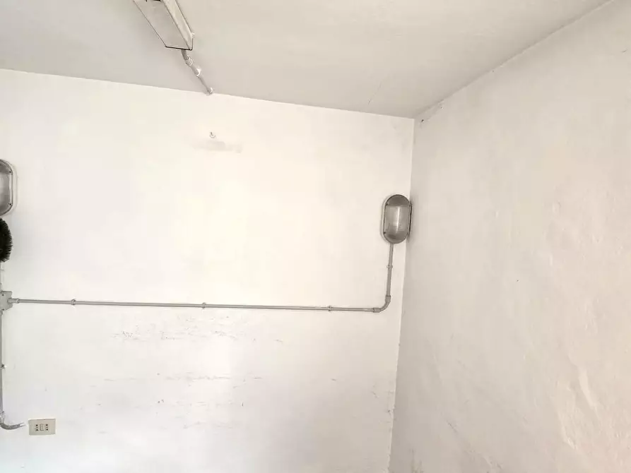 Immagine 6 di Locale commerciale in vendita  a Colle Di Val D'elsa