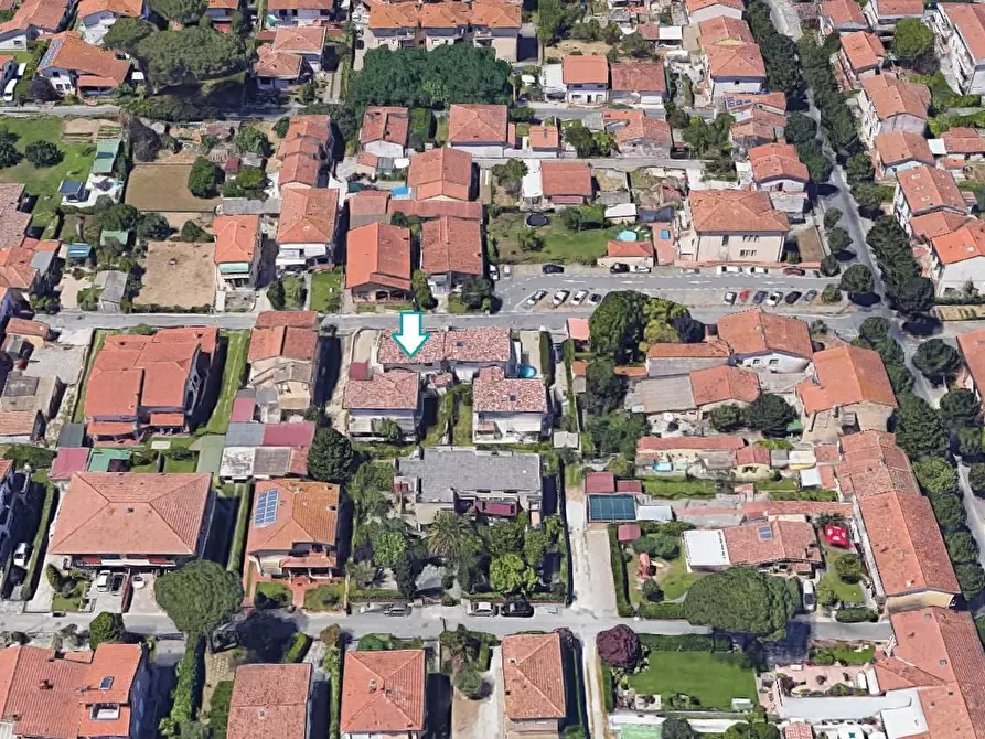 Immagine 1 di Villa in vendita  a Viareggio