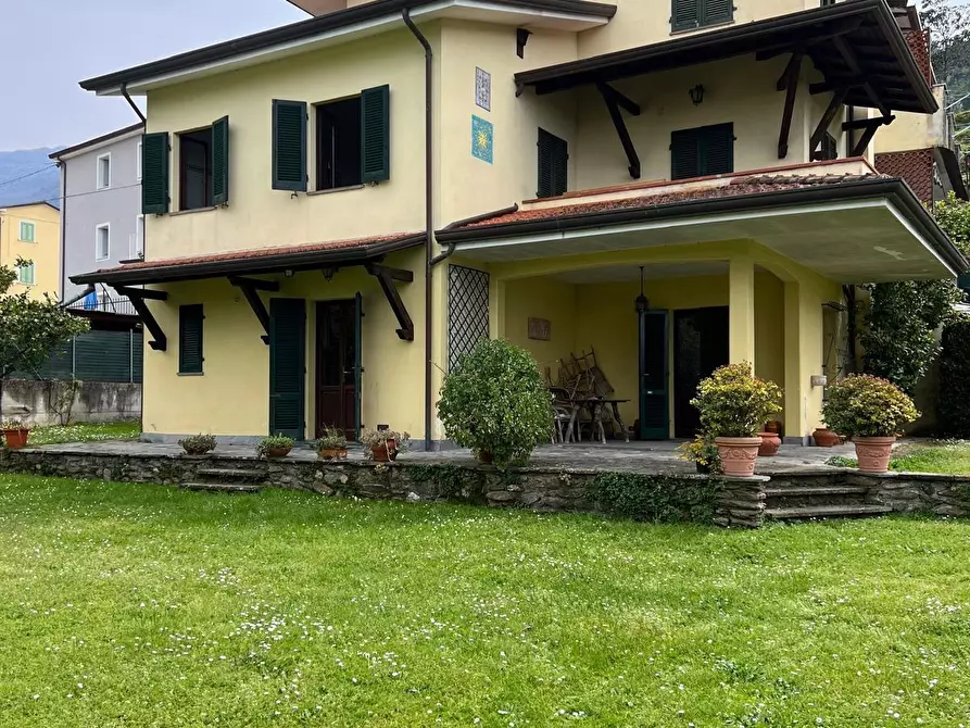 Immagine 1 di Casa bifamiliare in vendita  a Montignoso