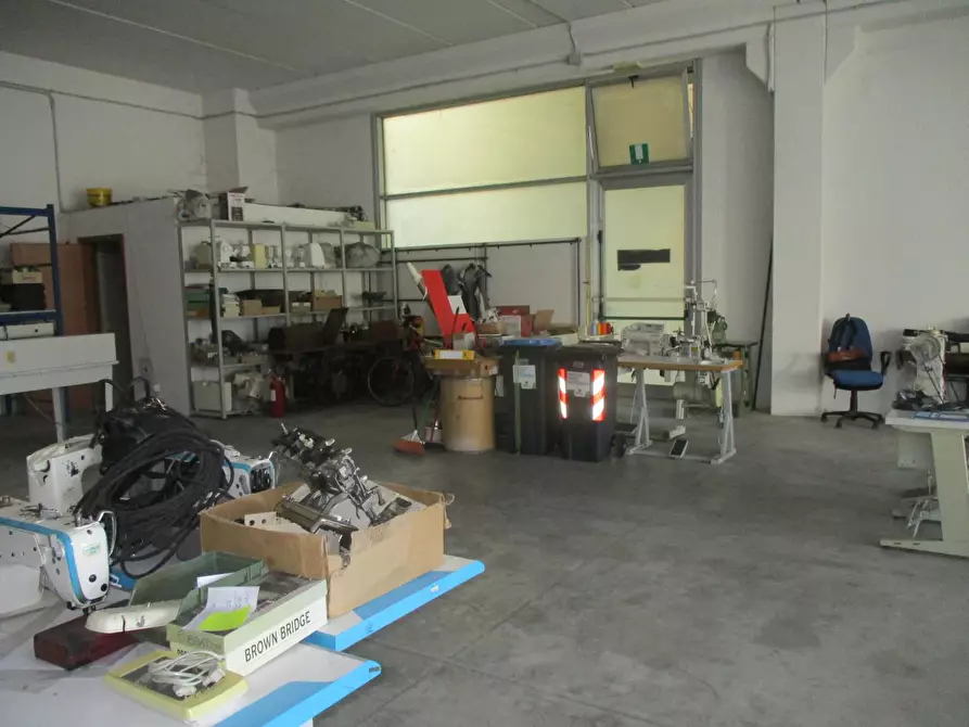Immagine 2 di Capannone industriale in vendita  a Pontedera