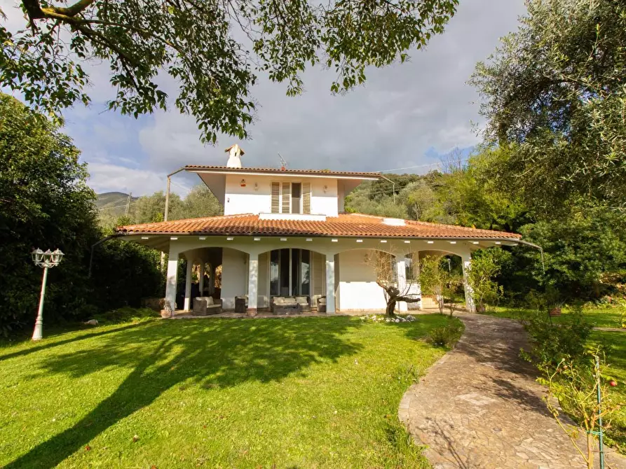 Immagine 2 di Villa in vendita  a San Giuliano Terme