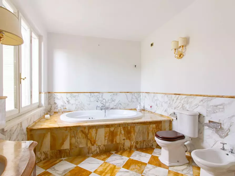 Immagine 35 di Villa in vendita  a San Giuliano Terme