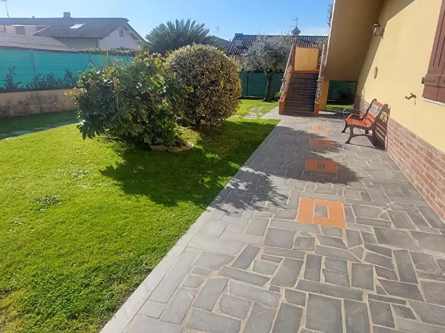 Immagine 1 di Casa bifamiliare in vendita  a Massa