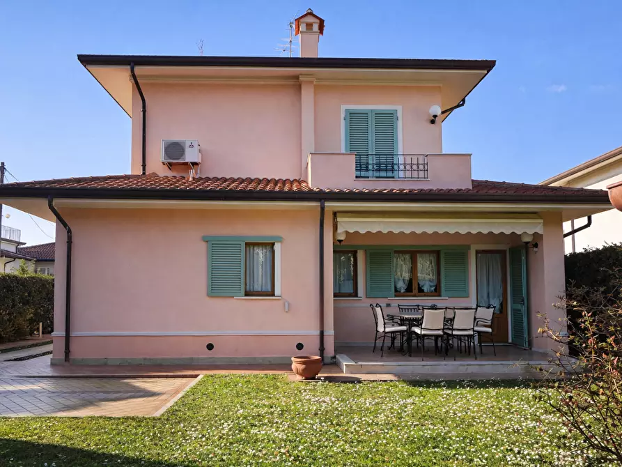 Immagine 2 di Villa in affitto  a Forte Dei Marmi