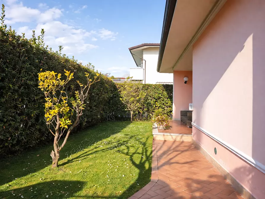 Immagine 28 di Villa in affitto  a Forte Dei Marmi