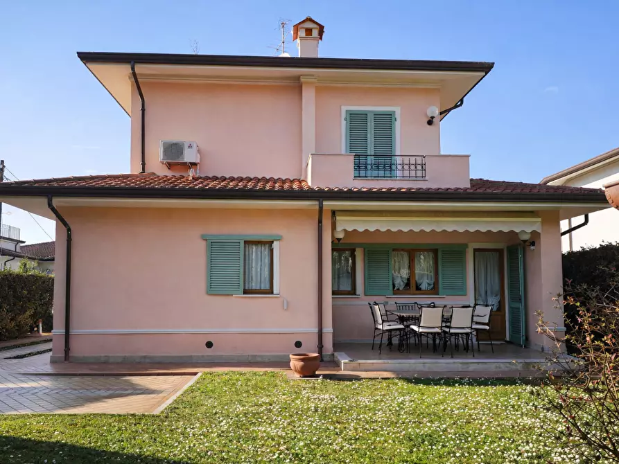 Immagine 21 di Villa in affitto  a Forte Dei Marmi