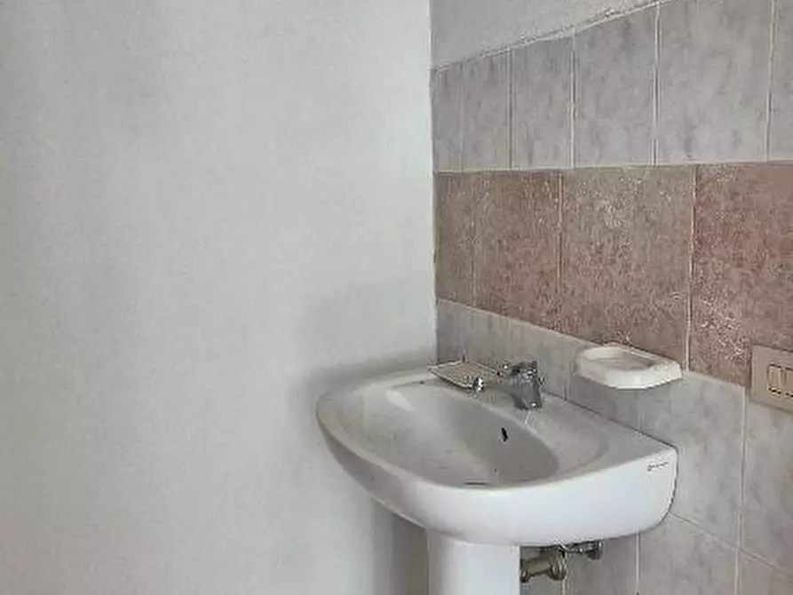 Immagine 13 di Locale commerciale in affitto  a Cascina