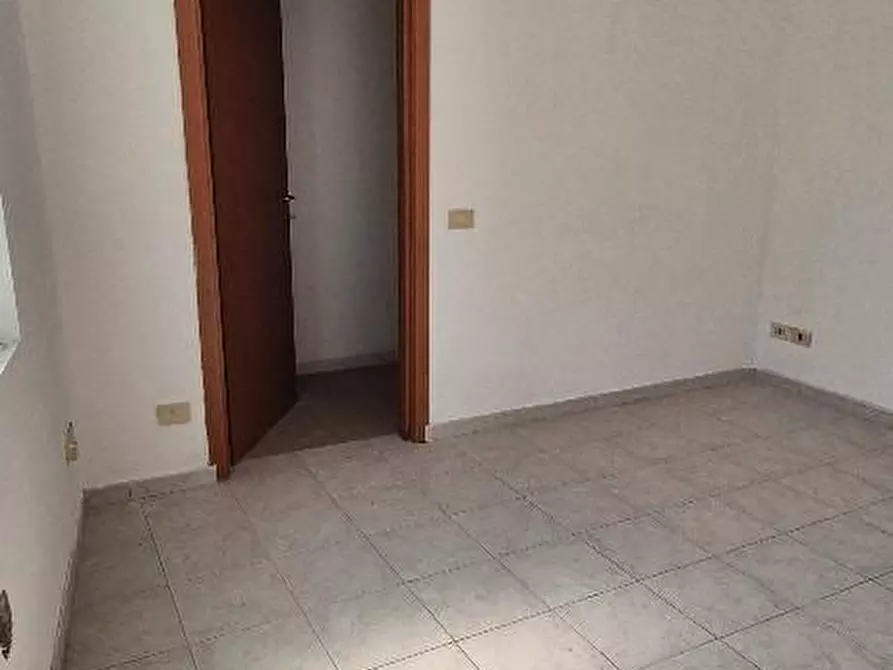Immagine 7 di Locale commerciale in affitto  a Cascina