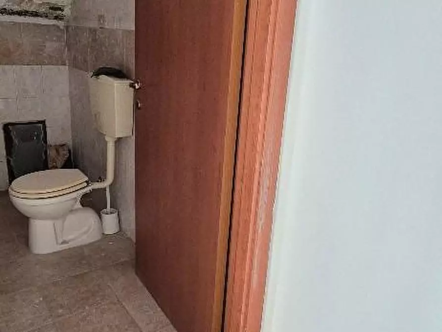 Immagine 11 di Locale commerciale in affitto  a Cascina