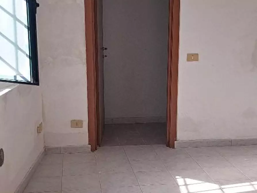 Immagine 1 di Locale commerciale in affitto  a Cascina