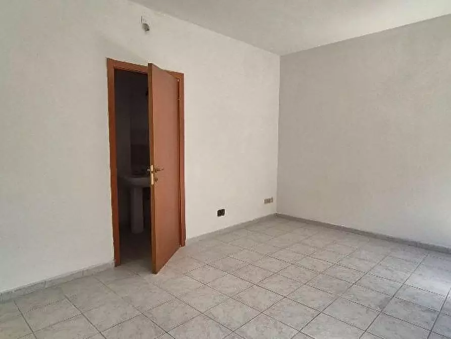 Immagine 4 di Locale commerciale in affitto  a Cascina