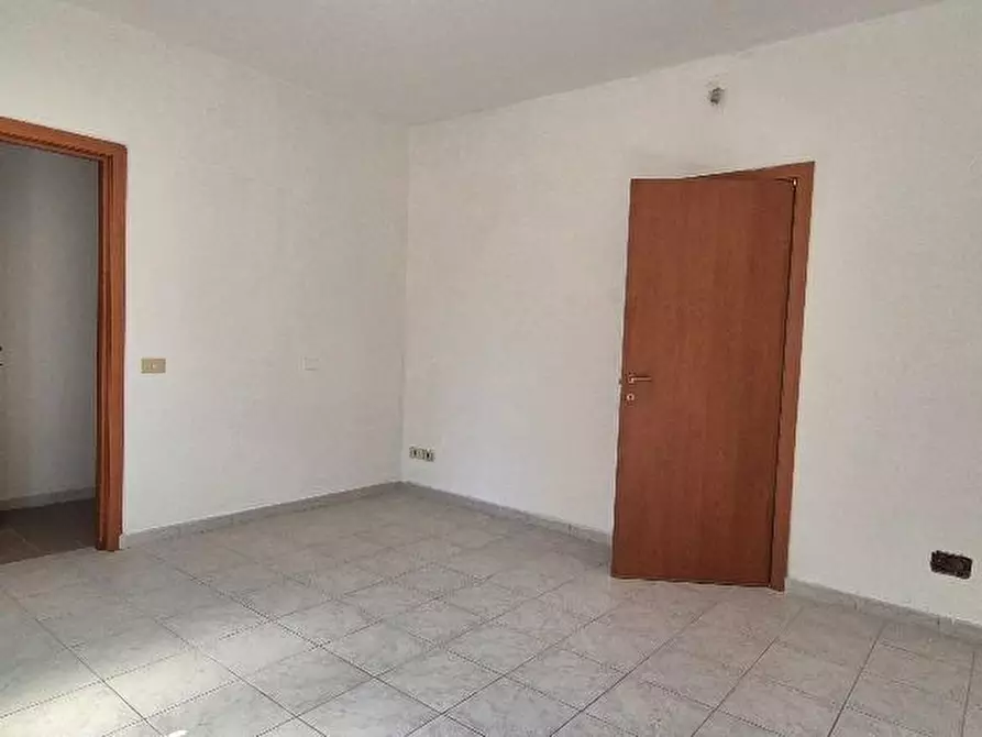 Immagine 1 di Locale commerciale in affitto  a Cascina