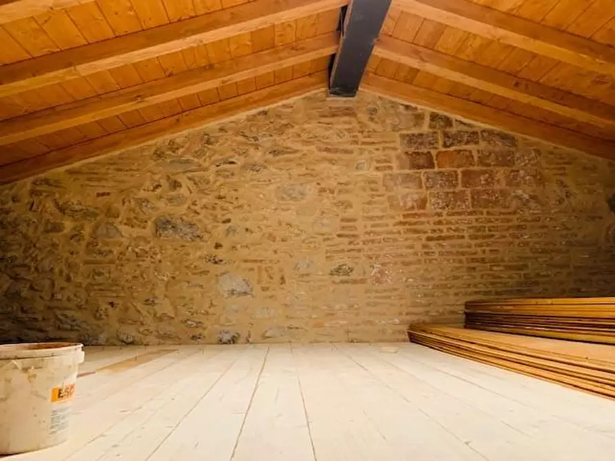 Immagine 1 di Magazzino in vendita  a Calci