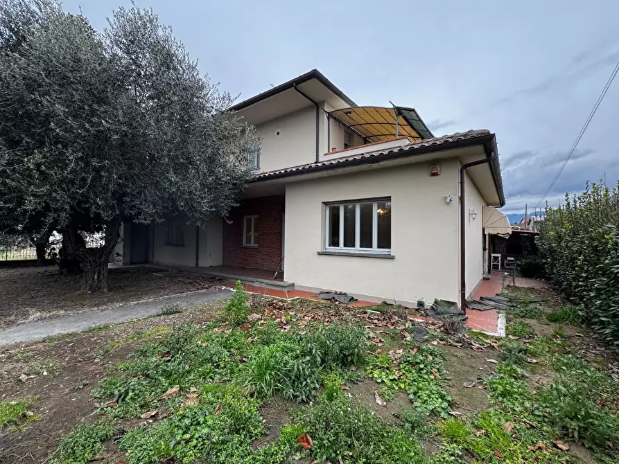 Immagine 12 di Appartamento in vendita  a Lucca