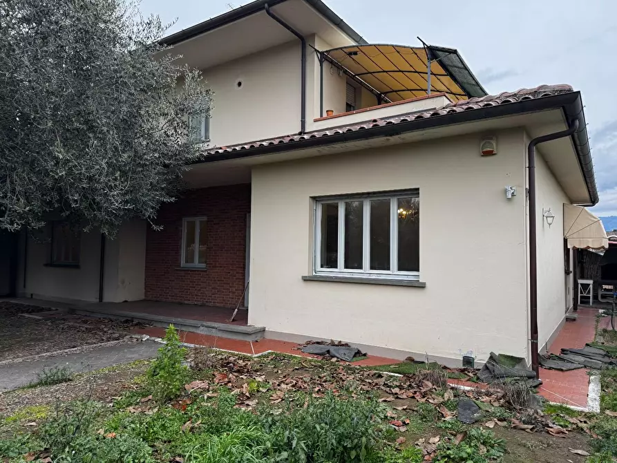 Immagine 24 di Appartamento in vendita  a Lucca