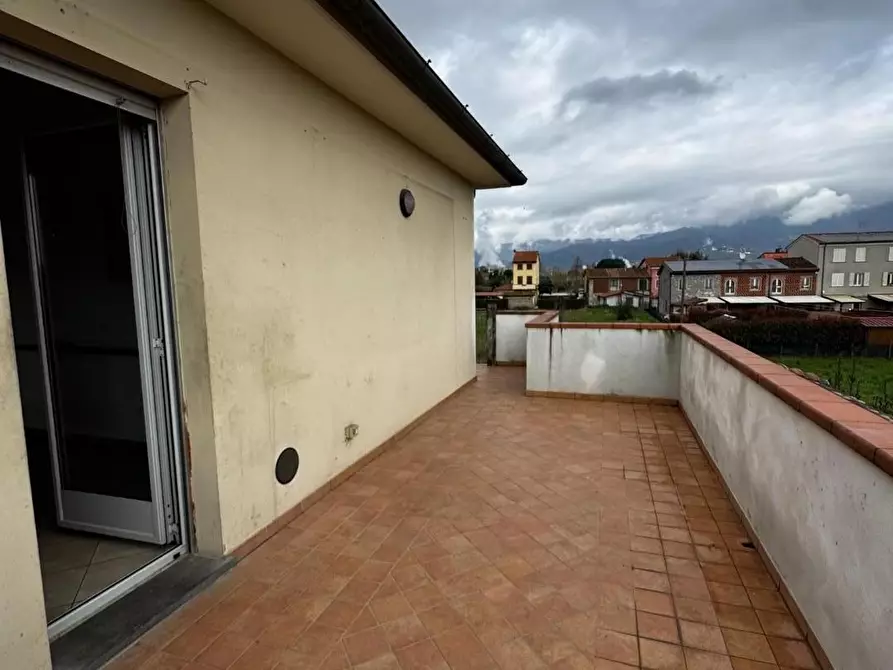 Immagine 10 di Appartamento in vendita  a Lucca
