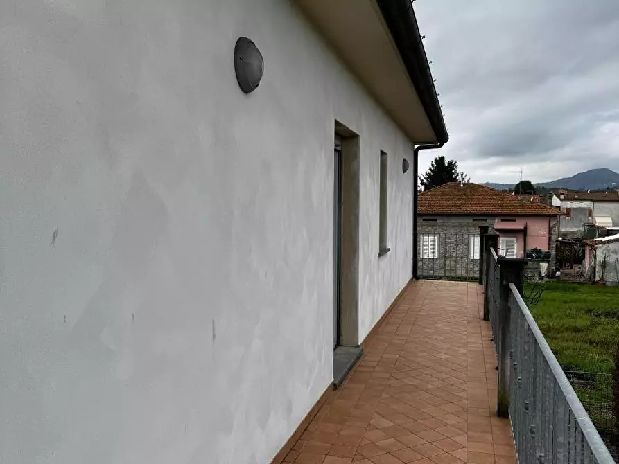 Immagine 11 di Appartamento in vendita  a Lucca