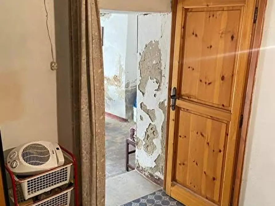 Immagine 10 di Palazzo in vendita  a Calci