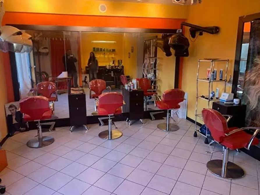 Immagine 2 di Locale commerciale in affitto  a Cascina