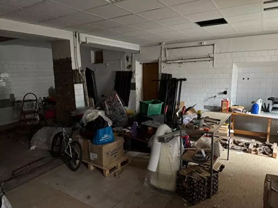 Immagine 4 di Locale commerciale in vendita  a Calci