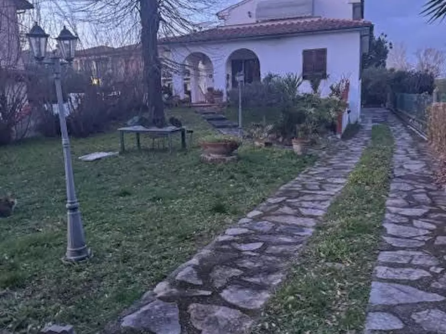 Immagine 2 di Villa in vendita  a San Giuliano Terme