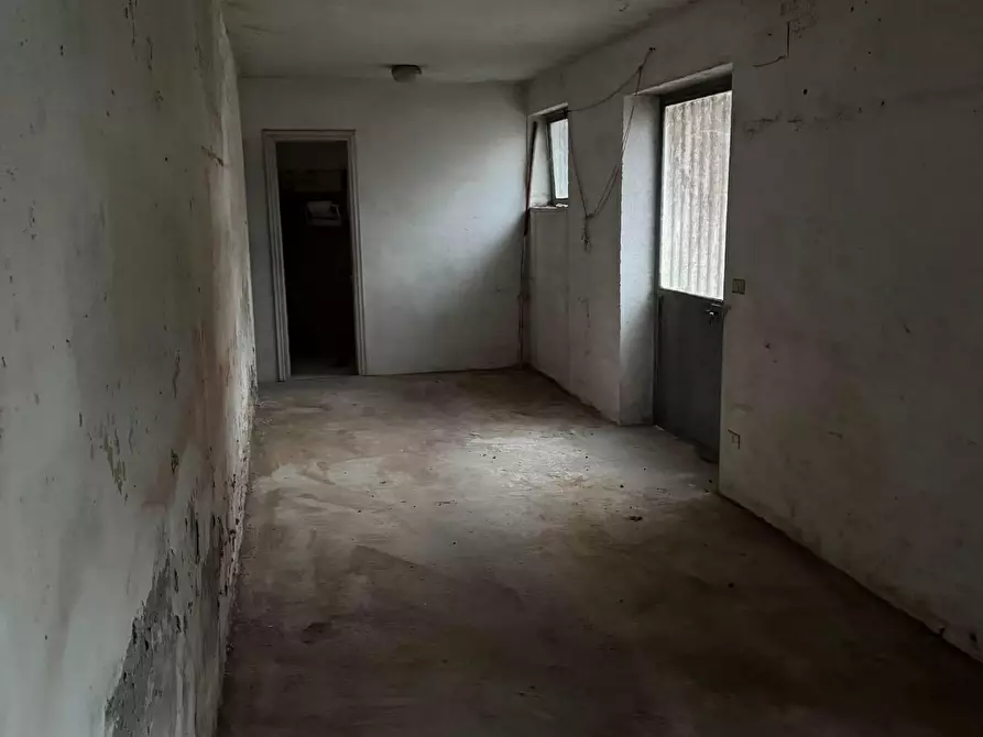 Immagine 2 di Locale commerciale in affitto  a San Giuliano Terme