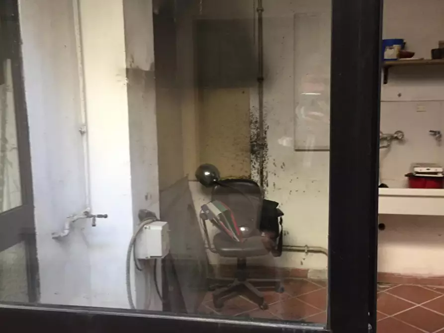 Immagine 77 di Negozio in vendita  a Valenza