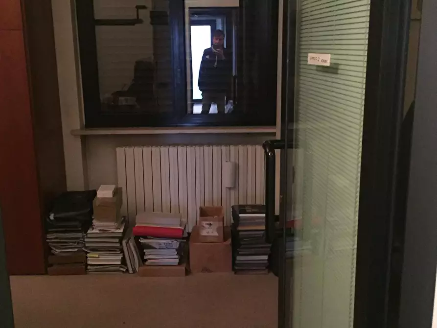 Immagine 91 di Negozio in vendita  a Valenza