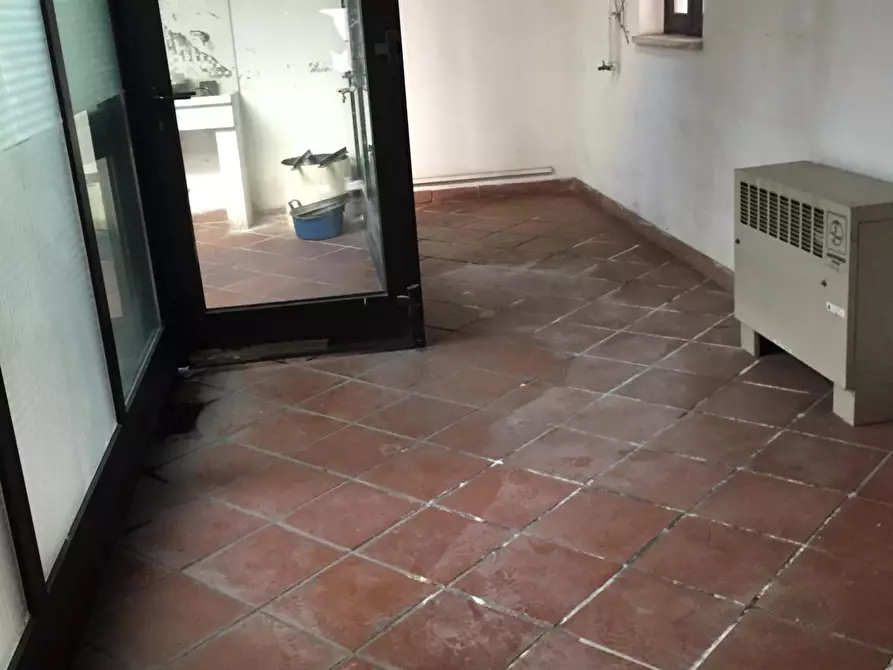 Immagine 12 di Negozio in vendita  a Valenza