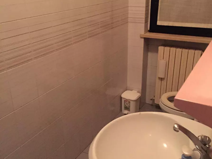 Immagine 87 di Negozio in vendita  a Valenza