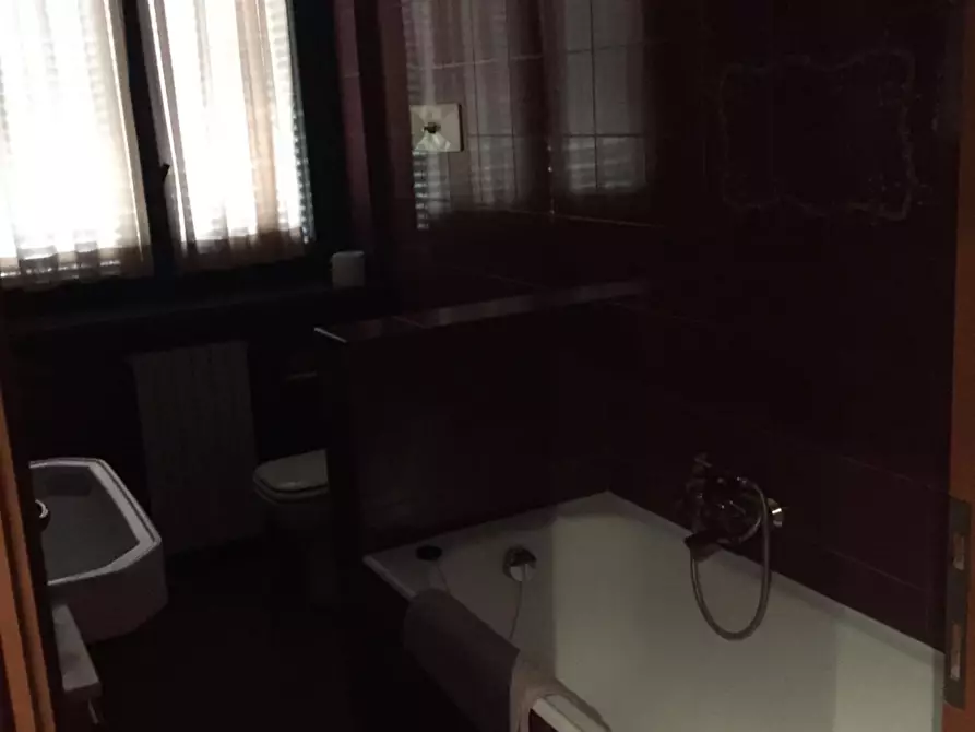 Immagine 46 di Negozio in vendita  a Valenza