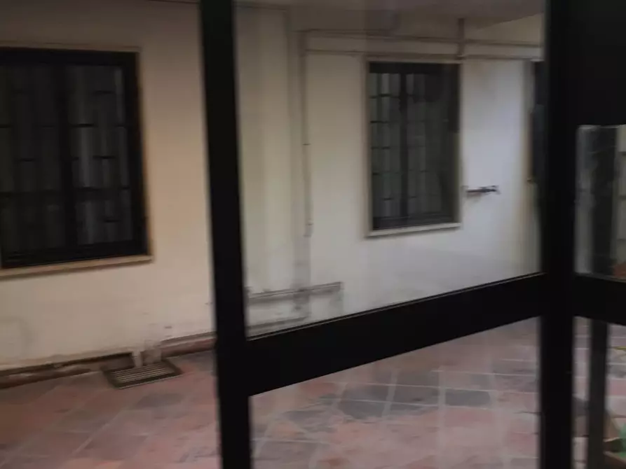 Immagine 79 di Negozio in vendita  a Valenza