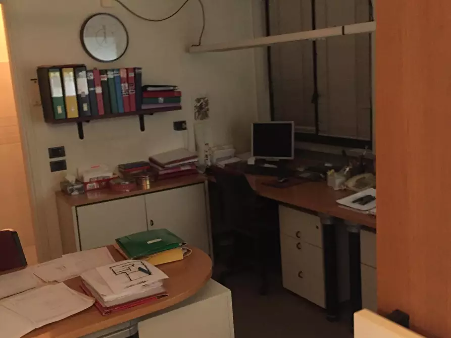 Immagine 85 di Negozio in vendita  a Valenza