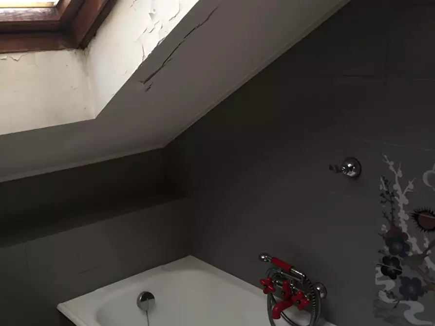 Immagine 64 di Negozio in vendita  a Valenza