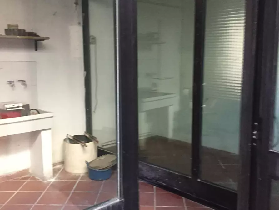 Immagine 78 di Negozio in vendita  a Valenza