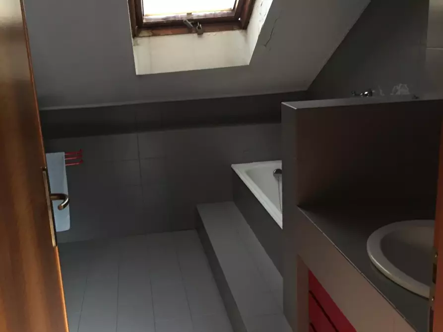 Immagine 63 di Negozio in vendita  a Valenza