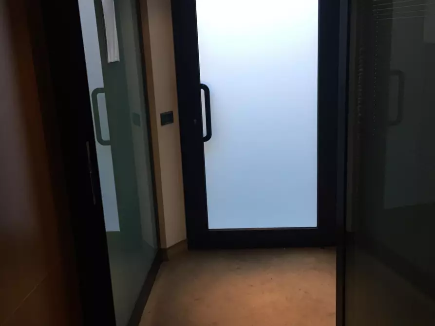 Immagine 84 di Negozio in vendita  a Valenza