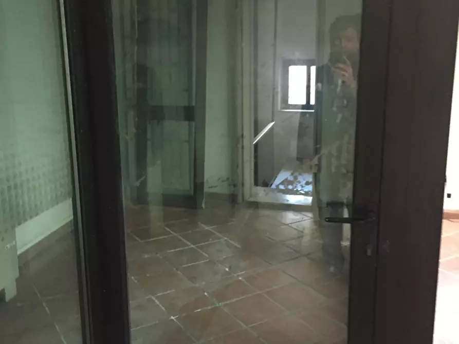 Immagine 80 di Negozio in vendita  a Valenza