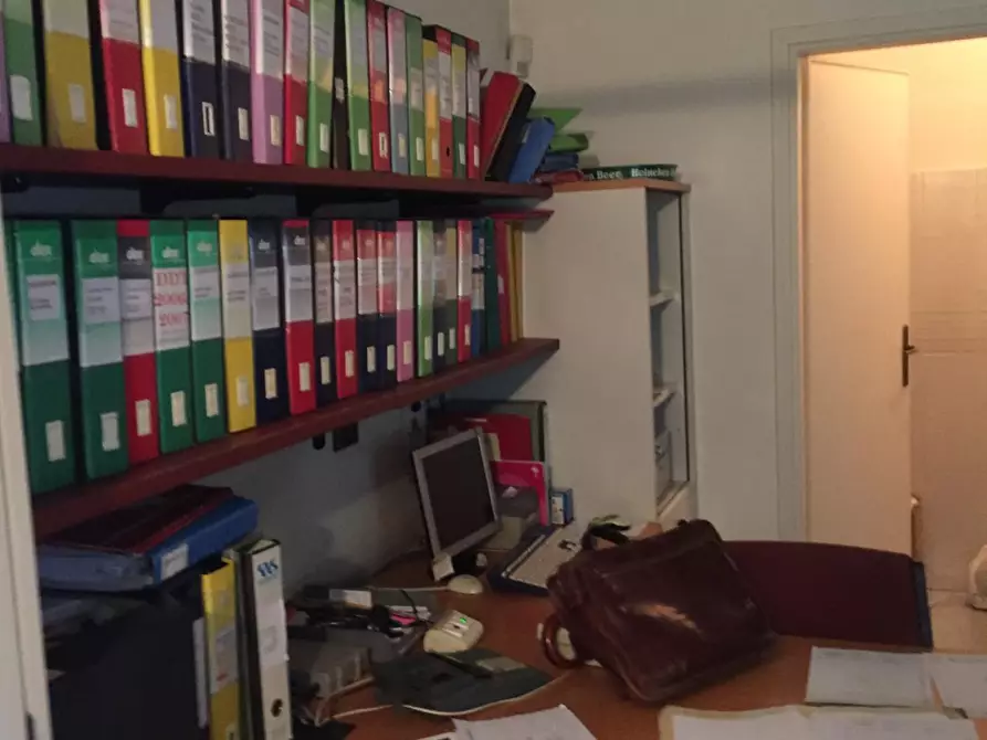 Immagine 86 di Negozio in vendita  a Valenza