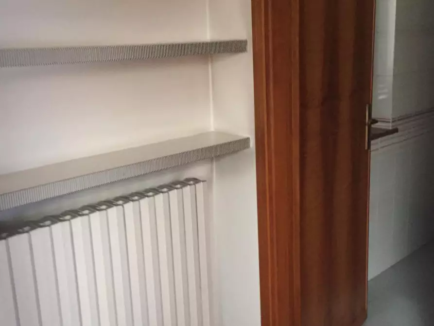 Immagine 71 di Negozio in vendita  a Valenza