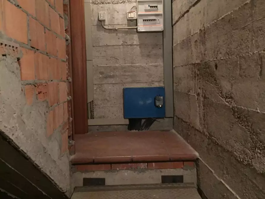 Immagine 32 di Negozio in vendita  a Valenza