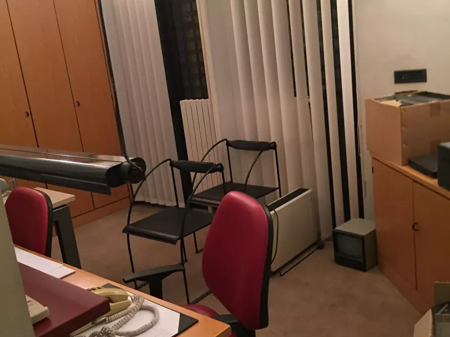 Immagine 90 di Negozio in vendita  a Valenza