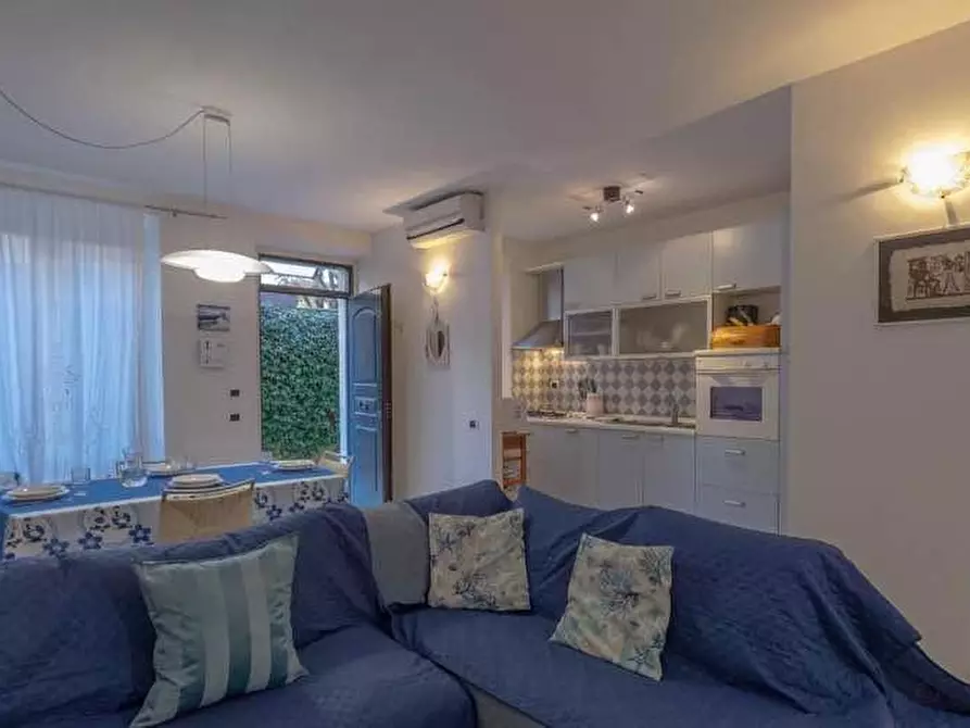 Immagine 1 di Appartamento in affitto  a Viareggio