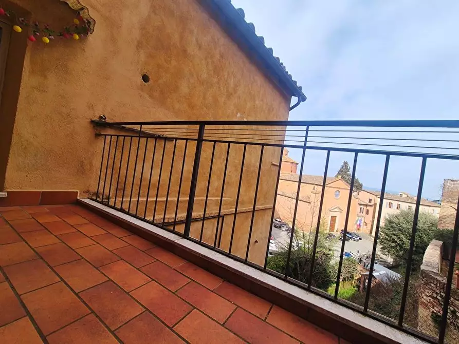 Immagine 12 di Appartamento in vendita  a Siena