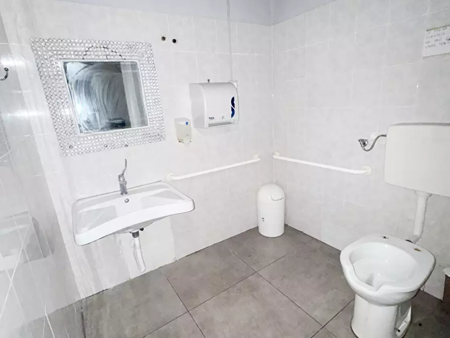 Immagine 8 di Locale commerciale in affitto  a Pisa