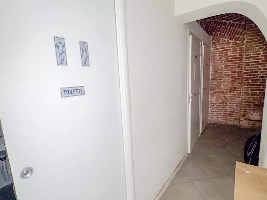 Immagine 6 di Locale commerciale in affitto  a Pisa